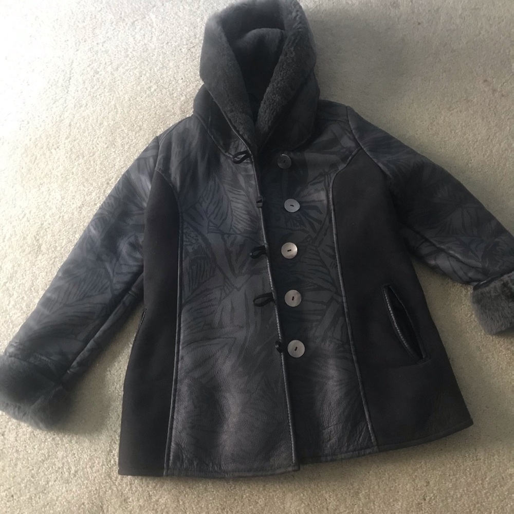 Unique women’s shearling coat. Hip length.